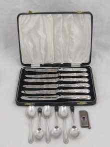 Appraisal: A boxed set of six silver handled side knives Sheffield