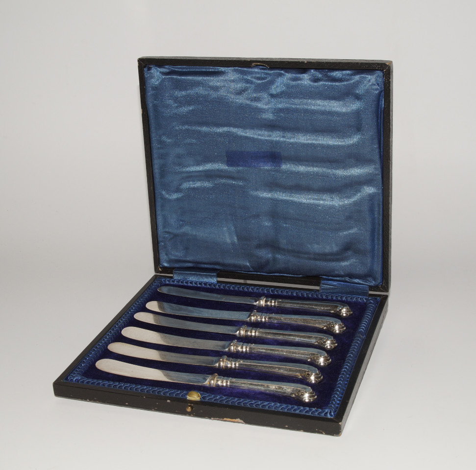 Appraisal: A set of George V silver handle tea knives with