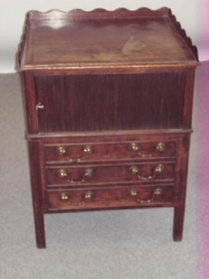 Appraisal: A GEORGE III MAHOGANY BEDSIDE COMMODE late th century the