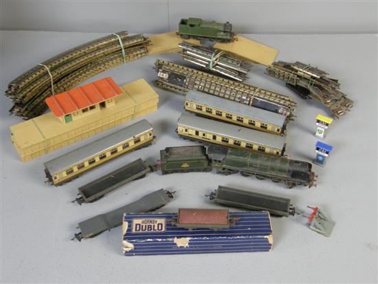 Appraisal: Small collection of Hornby Dublo carriages engines and a station