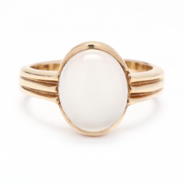 Appraisal: GOLD AND MOONSTONE RING Centered on an oval cabochon cat's