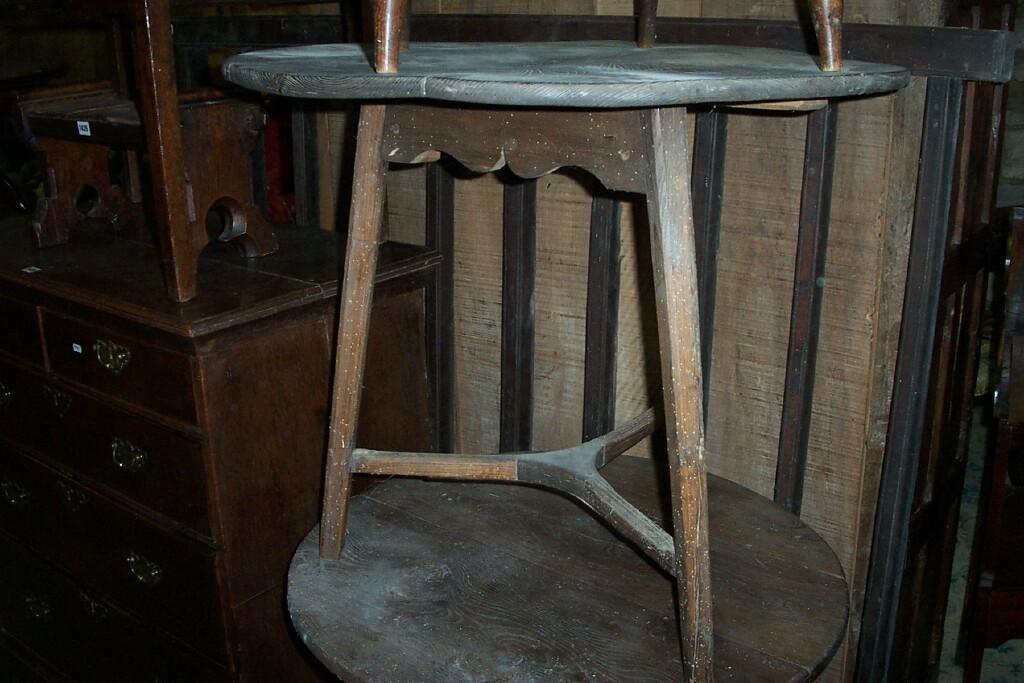 Appraisal: A Georgian elm cricket table the circular top raised on