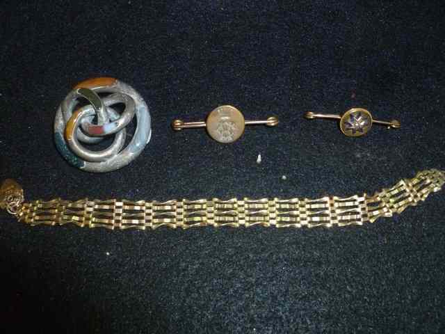 Appraisal: A SMALL COLLECTION OF MISCELLANEOUS JEWELLERY including a ct gold