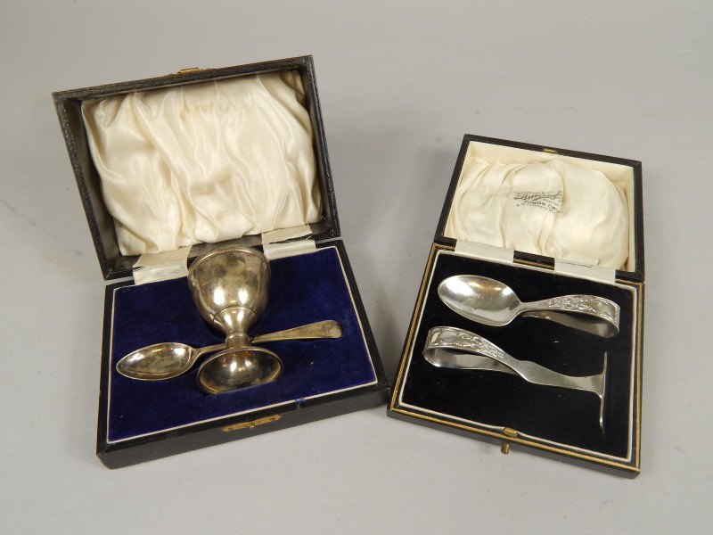 Appraisal: A cased silver plated medicine spoon and pusher and a