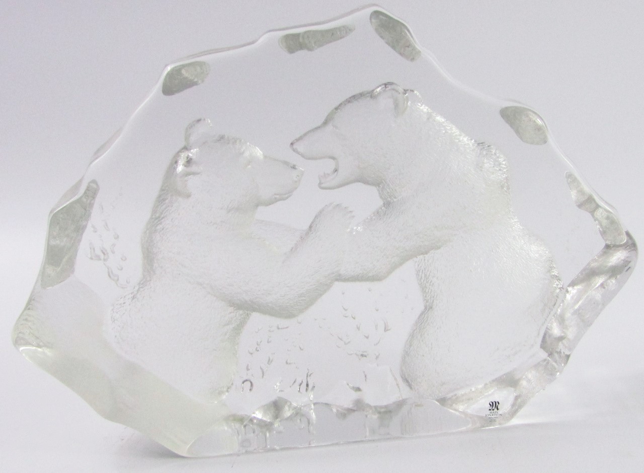 Appraisal: A Matts Jonasson clear and frosted glass sculpture of fighting