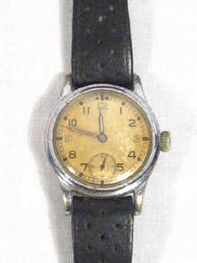 Appraisal: A World War II Services gents wrist watch with screw