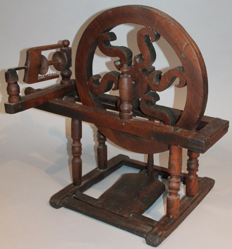 Appraisal: A thC elm and oak spinning wheel with articulated circular