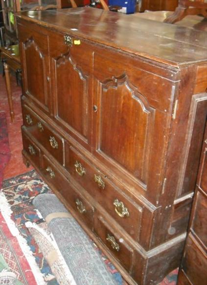 Appraisal: An th century oak mule chest fitted with five drawers