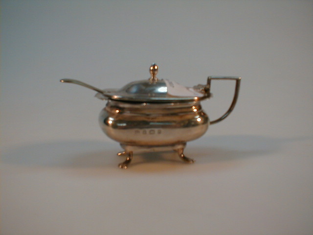 Appraisal: An Edwardian silver mustard pot with clear glass liner Birmingham