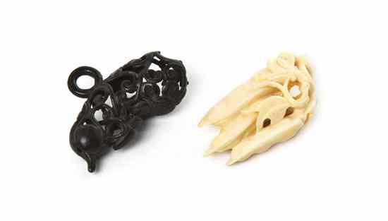 Appraisal: An Ivory Toggle depicting three peapods with pierce carved stems