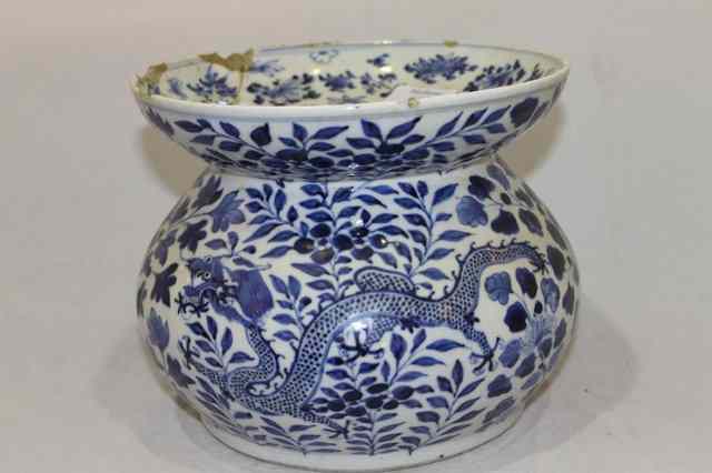 Appraisal: A CHINESE BLUE AND WHITE PORCELAIN SPITTOON with dragon and