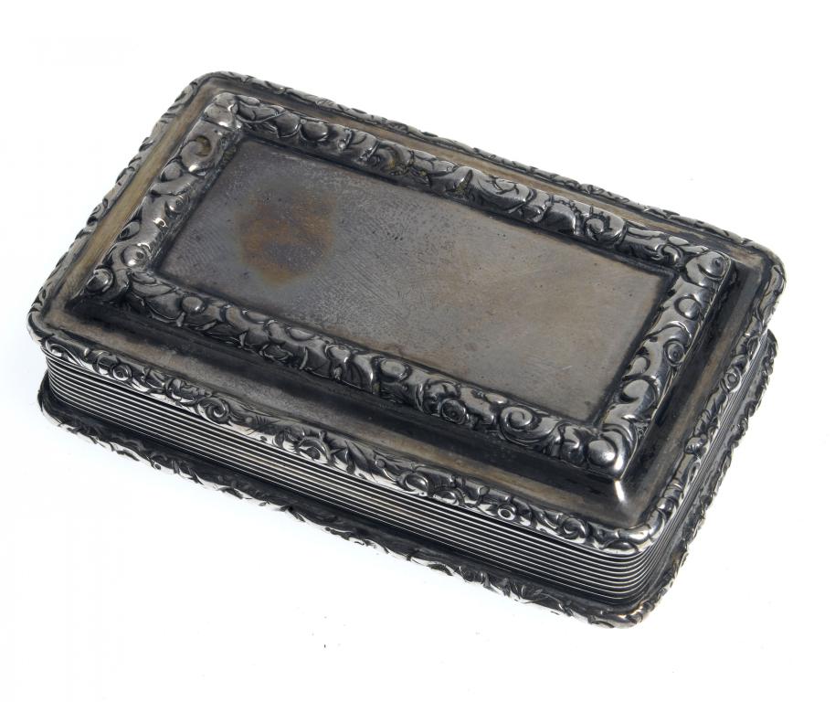 Appraisal: A GEORGE IV SILVER SNUFF BOX with foliate chased borders