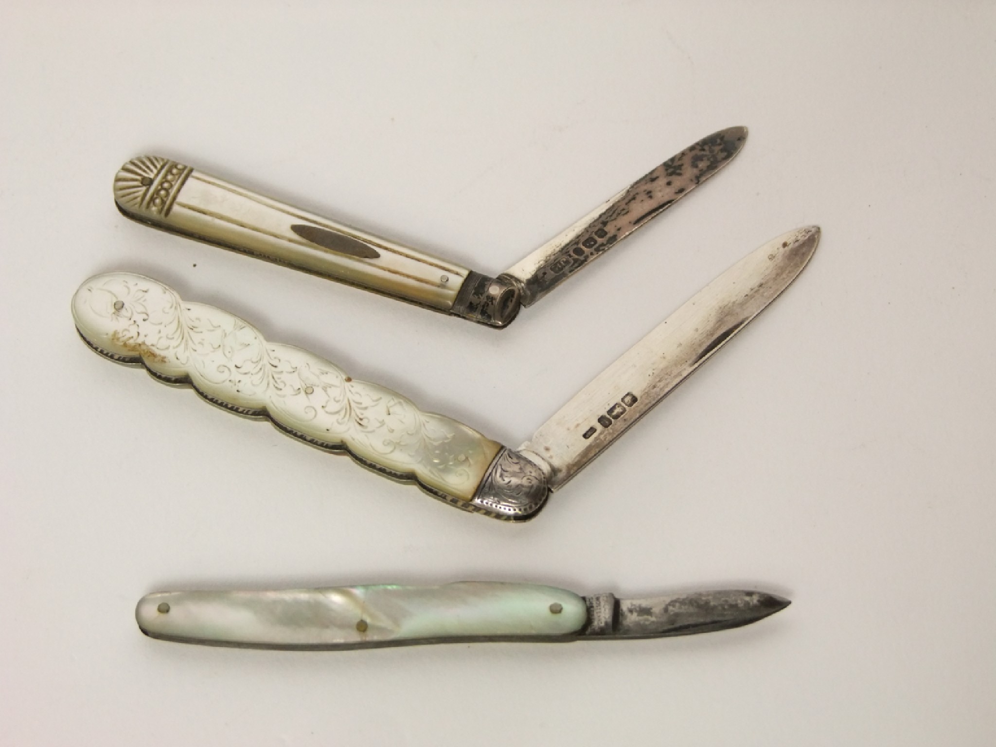 Appraisal: Two silver folding fruit knives various makers Sheffield each with