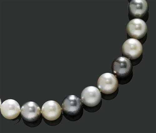 Appraisal: PEARL NECKLACE MULTICOLOUR Fastener white gold Decorative elegant necklace of