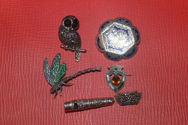 Appraisal: A SMALL COLLECTION OF VARIOUS SILVER BROOCHES including a hardstone