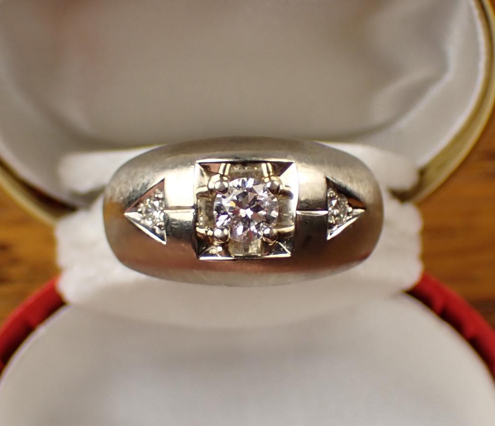 Appraisal: MAN'S DIAMOND AND FOURTEEN KARAT WHITE GOLD RING The k