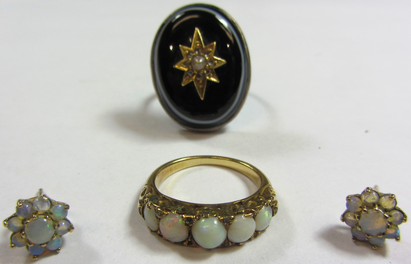 Appraisal: A gold and opal set five stone ring the mount