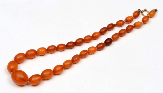 Appraisal: A GRADUATED AMBER BEAD NECKLACE approximately cm long grams