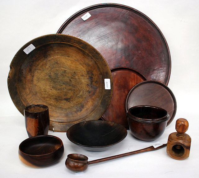 Appraisal: A COLLECTION OF TREEN ITEMS to include turned bowls