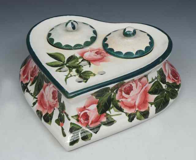 Appraisal: A WEMYSS INKSTAND of heart shape painted with roses retailed