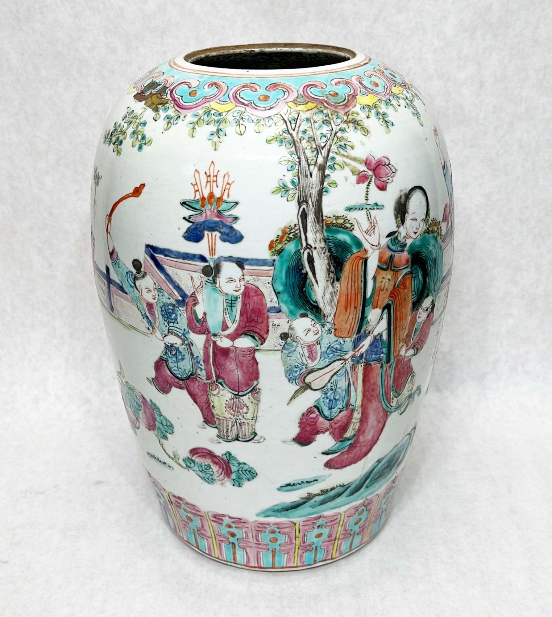 Appraisal: Chinese famille verte porcelain jar thC Spider hairline to underside