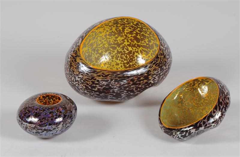 Appraisal: DALE CHIHULY b GROUP OF THREE GLASS NESTING SCULPTURES One