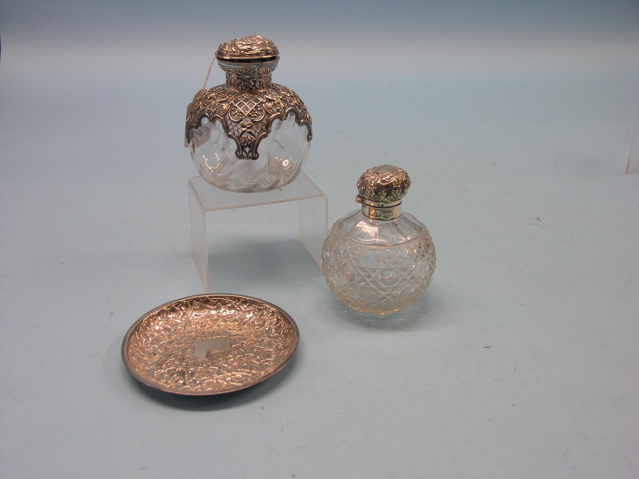 Appraisal: A Victorian pinched glass scent bottle with elaborate silver mount