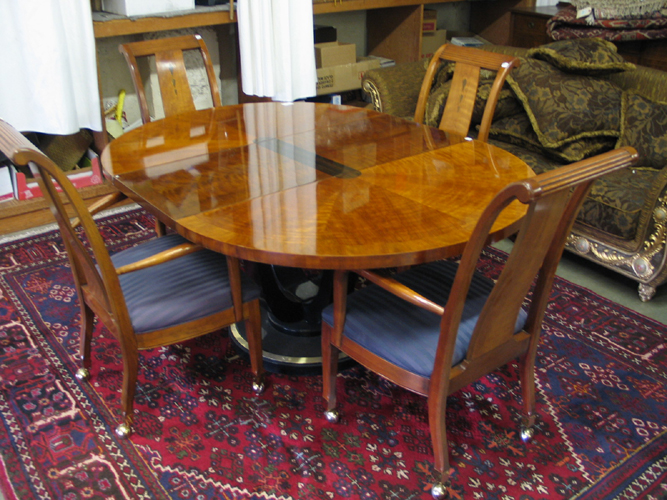 Appraisal: HENREDON DINING TABLE AND CHAIR SET the five-piece set comprising