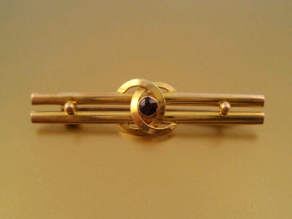 Appraisal: A Victorian double bar brooch with a link circle centre