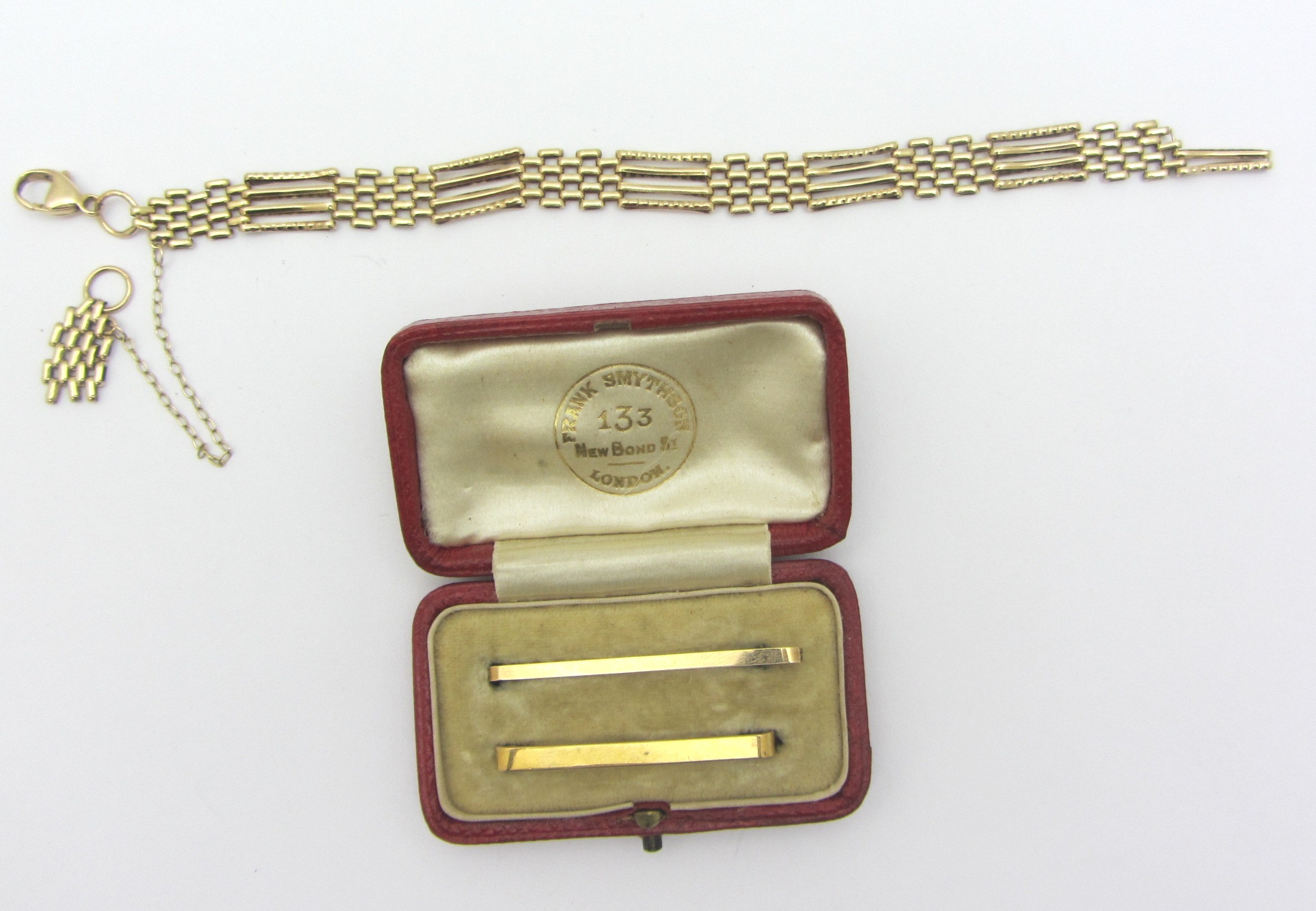 Appraisal: A ct gold bar and oval link bracelet with a