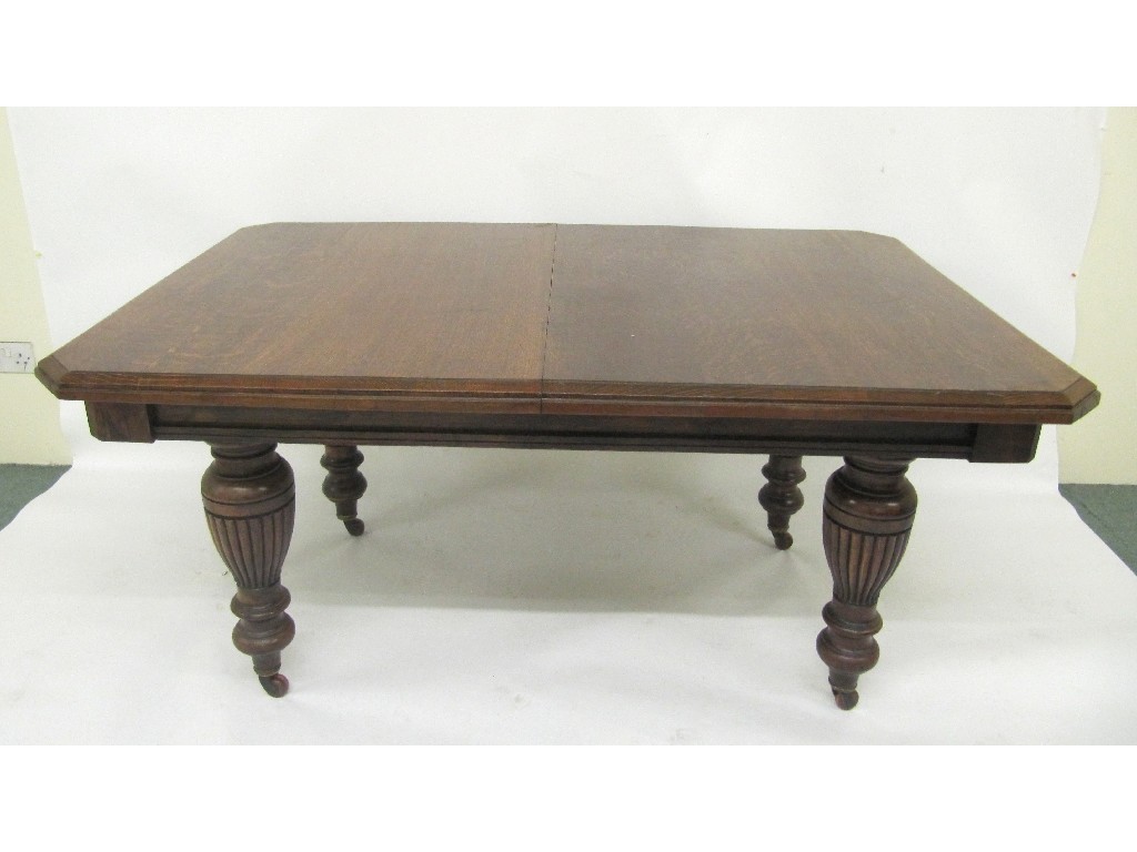 Appraisal: A Victorian oak telescope table with two additional leaves and