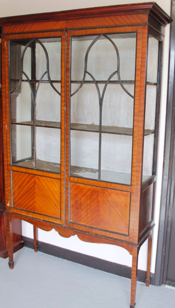 Appraisal: An Edwardian walnut finish display cabinet the overhanging moulded cornice