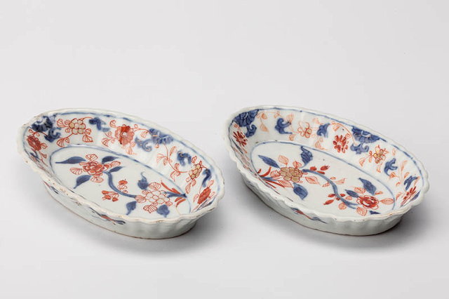 Appraisal: A MATCHED PAIR OF TWO TH CENTURY CHINESE IMARI LOBED