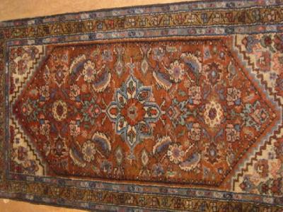 Appraisal: AN ANTIQUE HAMADAN RUG the red field with central blue