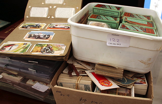 Appraisal: A LARGE QUANTITY OF LOOSE CIGARETTE CARDS and cigarette cards