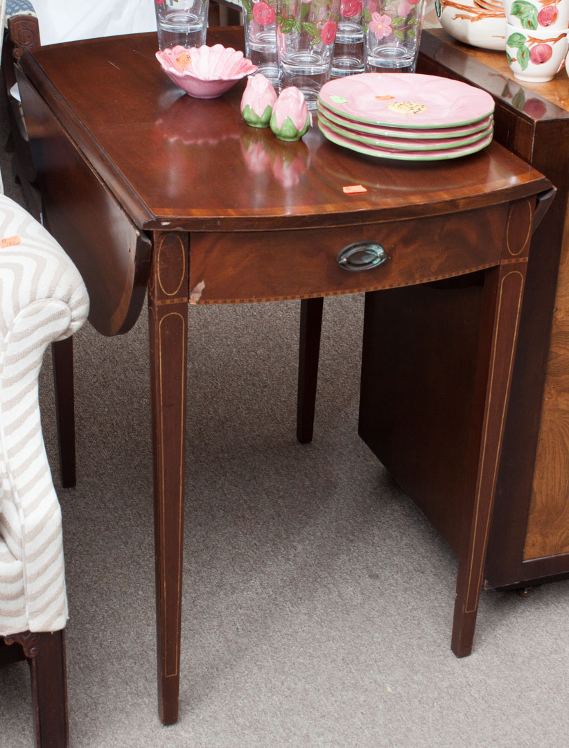 Appraisal: Mahogany drop-end table