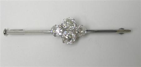 Appraisal: A Victorian diamond set bar brooch claw set to the