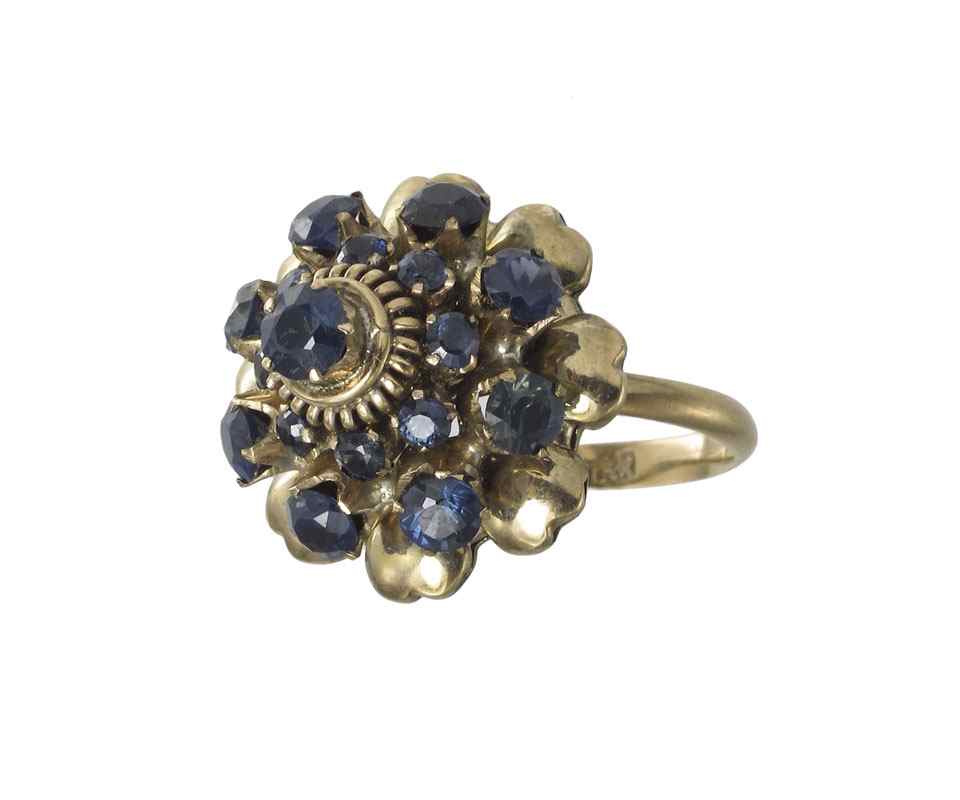 Appraisal: K SAPPHIRE RING K yellow gold ring contains round faceted