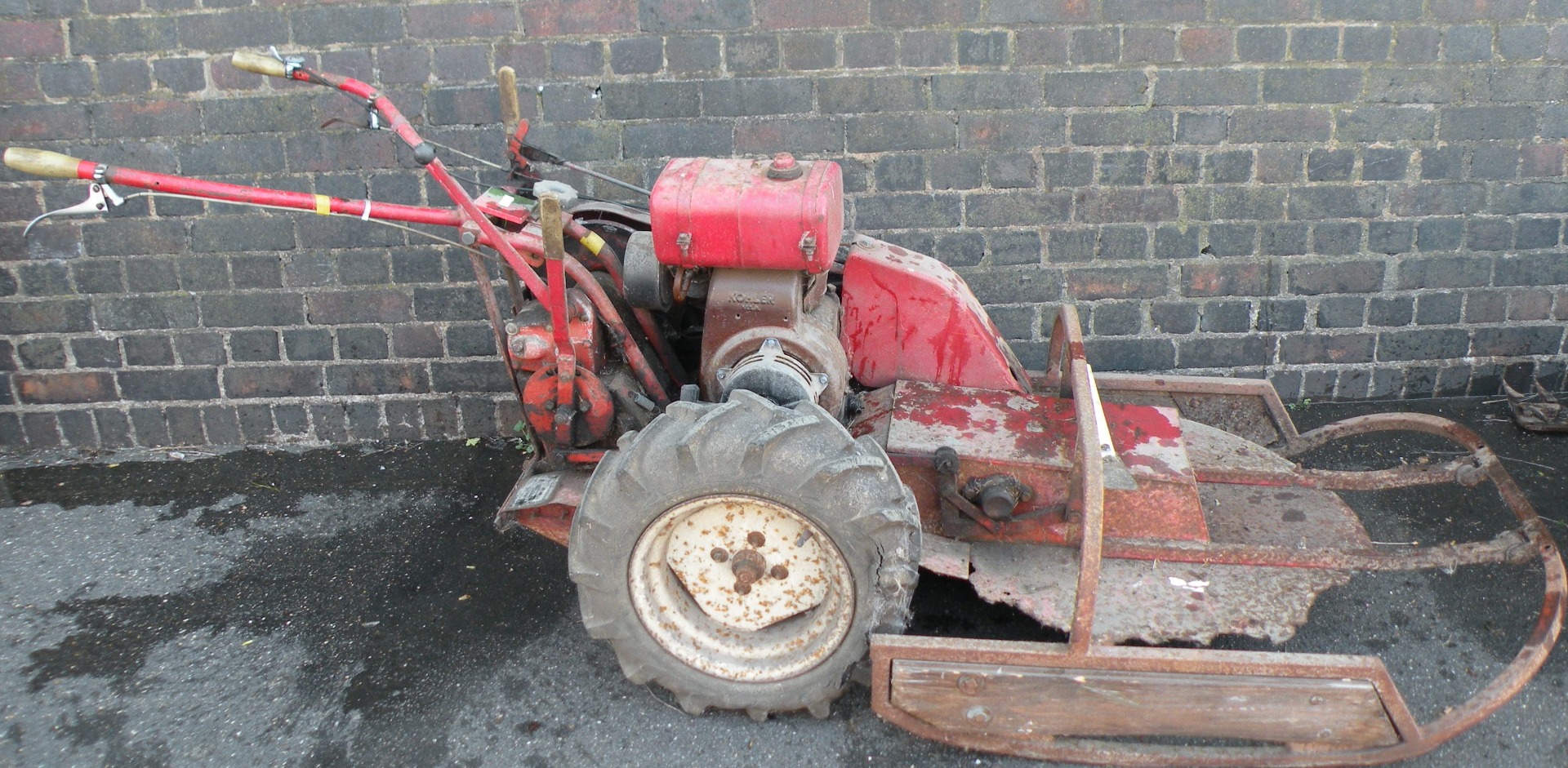 Appraisal: A Wolseley Clearway cylinder mower with Castrolite engine no cm