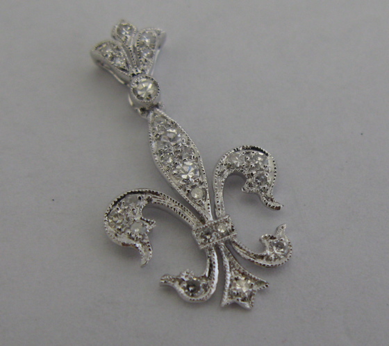 Appraisal: DIAMOND AND K WHITE GOLD PENDANT in length and covered