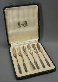 Appraisal: A cased set of six sterling silver cake forks by