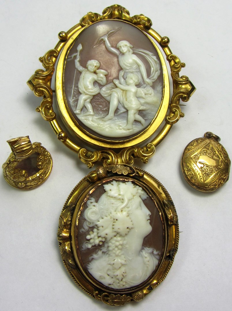 Appraisal: A Victorian gilt metal mounted oval shell cameo brooch carved