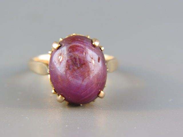 Appraisal: Star Ruby Ring oval cabochon weighing carats in k yellow