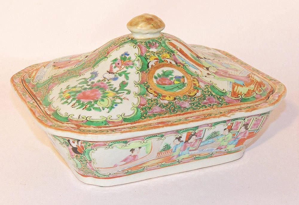 Appraisal: Chinese Export Rose Medallion Tureen tall x wide Condition In