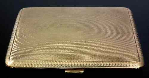 Appraisal: A George V ct gold cigarette case with engine turned