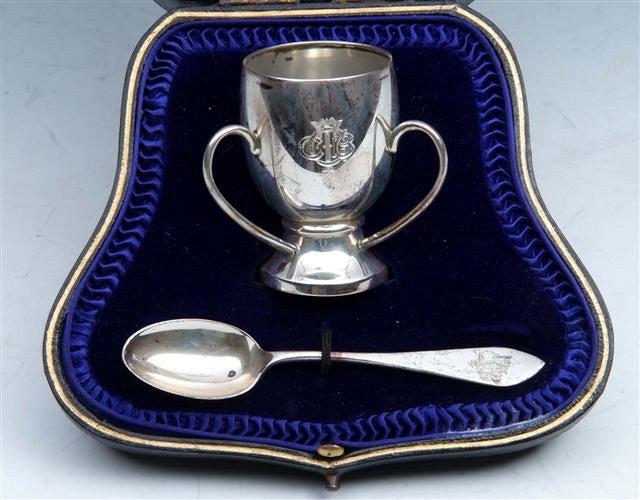 Appraisal: AN EDWARD VII SILVER EGG CUP AND SPOON plain egg