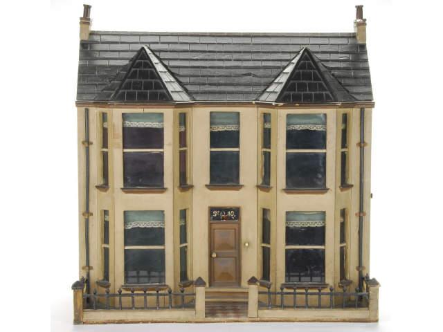 Appraisal: The St Elmo Dolls House MN DH England ca beige