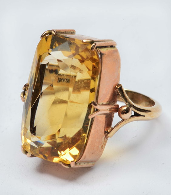 Appraisal: ct gold ringwith stylised citrine setting of rectangular form