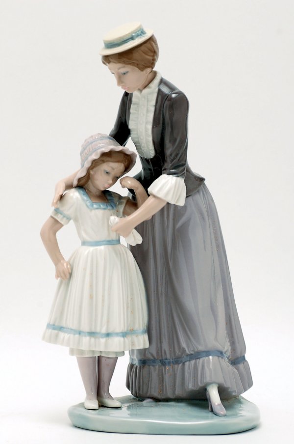 Appraisal: Lladro figurine entitled Consolando a Su Hija sculpted by Vincente