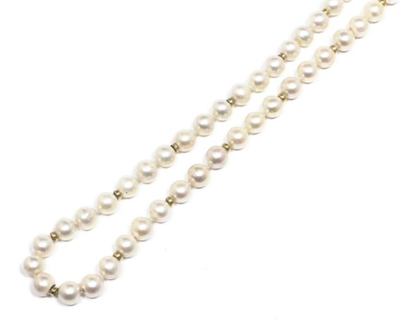 Appraisal: A PEARL AND GOLD SAUTOIR Yellow gold clasp and spacers